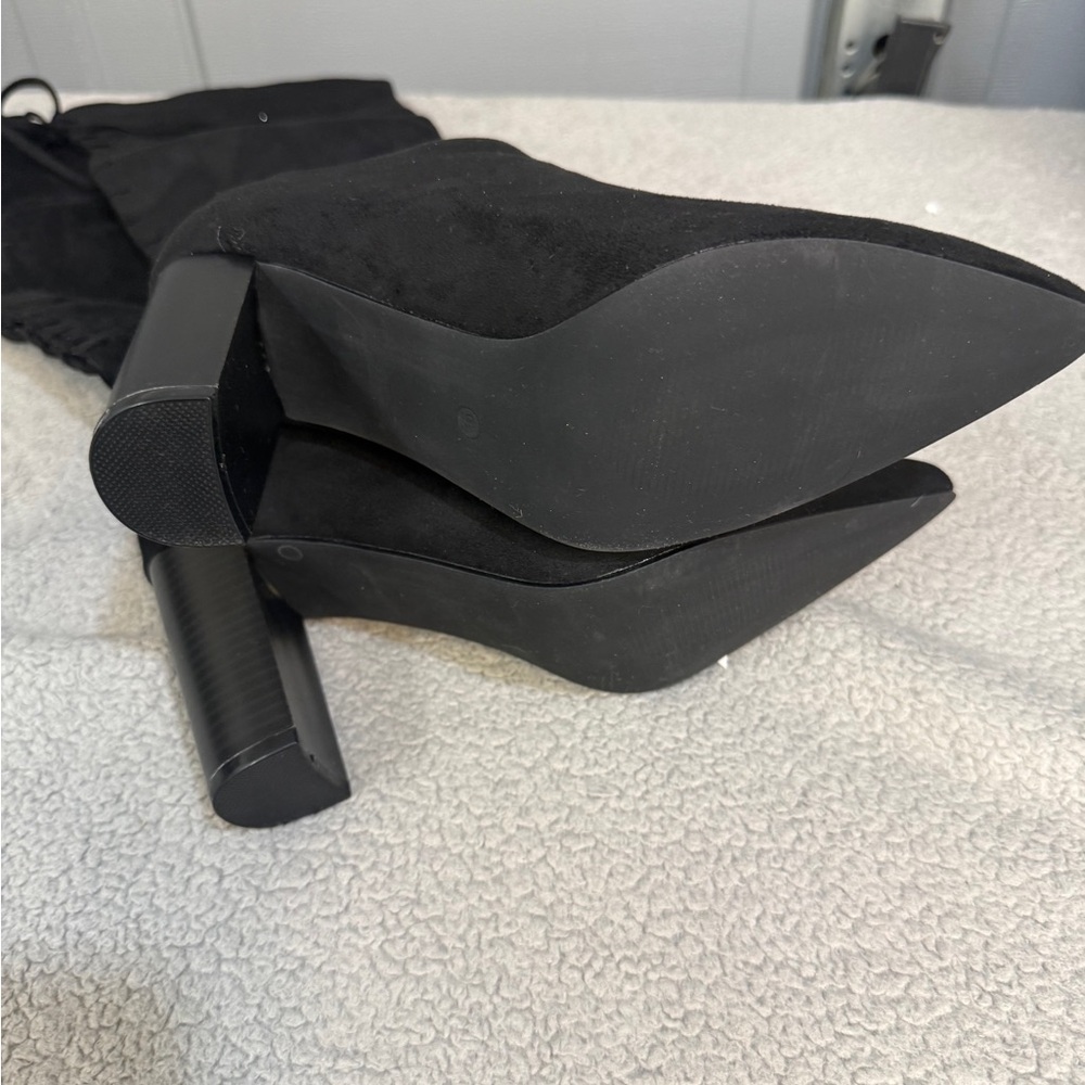 Elegant Black Knee-High Boots Size 9.5 Faux Suede
New - Picture 3 of 7